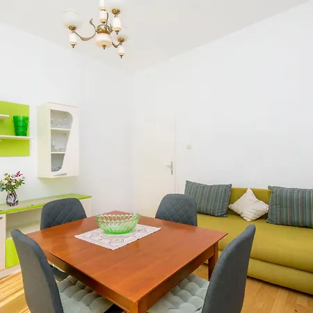 Apartments Makarska Beach Apartment *